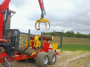 Rückewagen mit aufgebauter Spaltzange (Spaltzange abnehmbar)